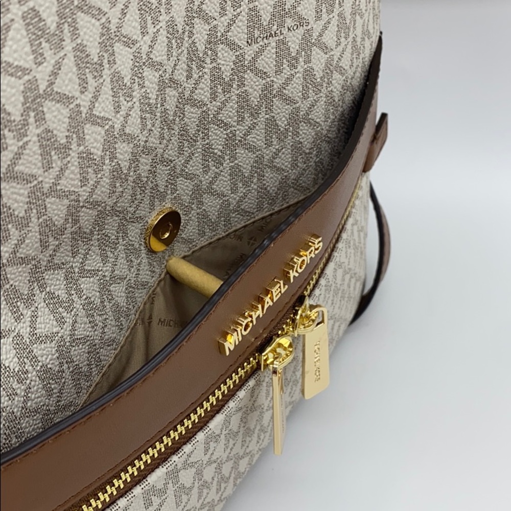 MICHAEL KORS KENLY MEDIUM BACKPACK VANILLA - Picture 8 of 16